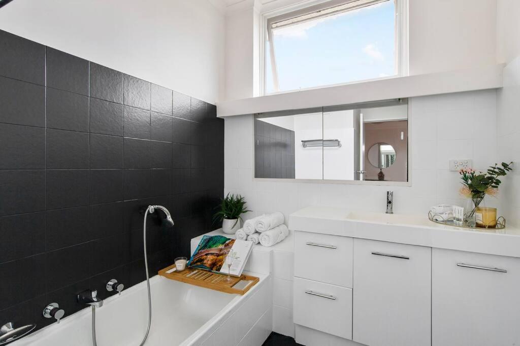 Chic Caulfield North Retreat Apartment Melbourne Exterior photo